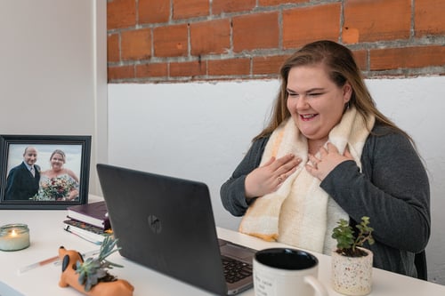 Jessica coaching someone virtually