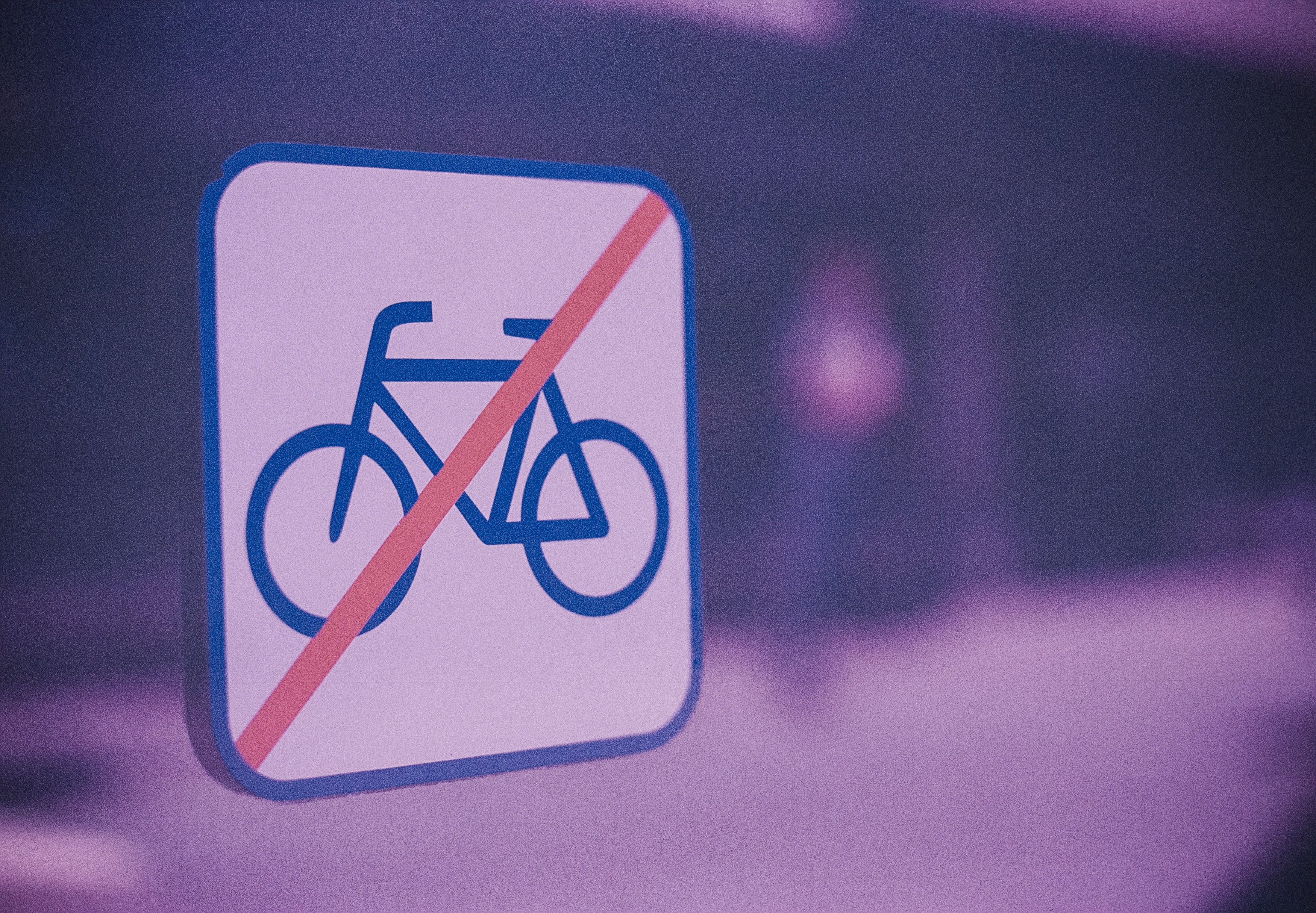 a sign indicating no bikes allowed